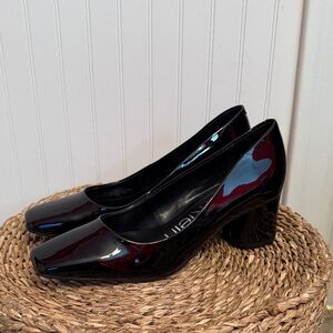 Calvin Klein Elegant Black Patent Leather Women's Shoes - 8 - Great Condition